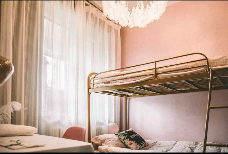 大連民宿老板娘用金屬絲絨，把小房間裝修成我住不起的樣子