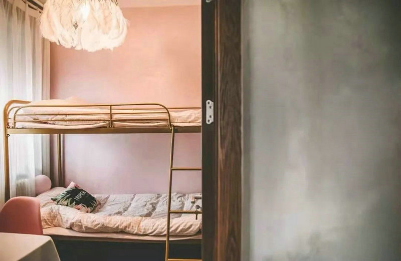 大連民宿老板娘用金屬絲絨，把小房間裝修成我住不起的樣子